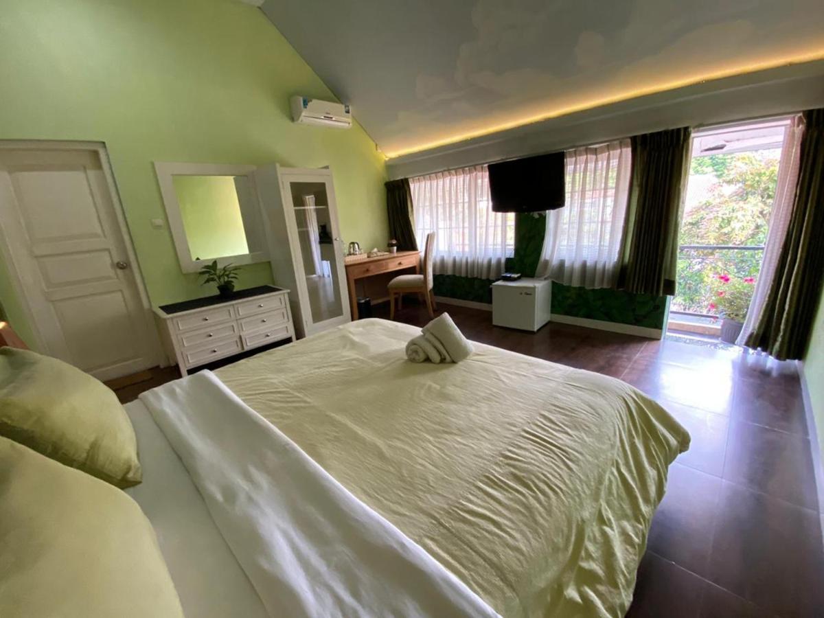 La Nostalgie Boutique Guest House Bandung Exterior photo