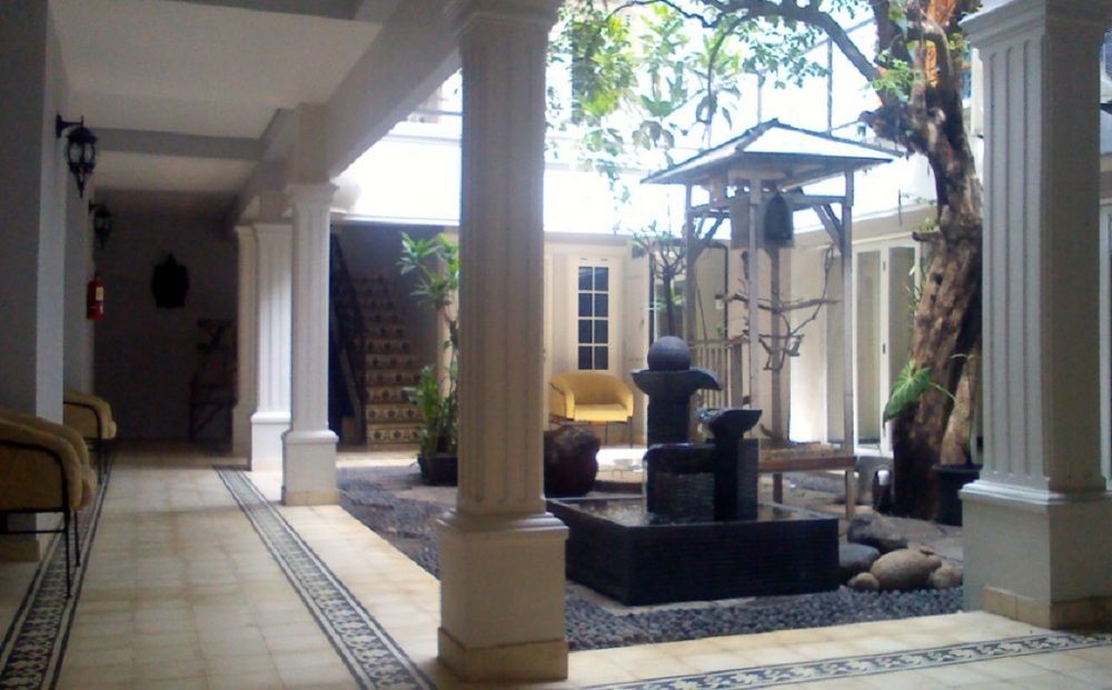 La Nostalgie Boutique Guest House Bandung Exterior photo