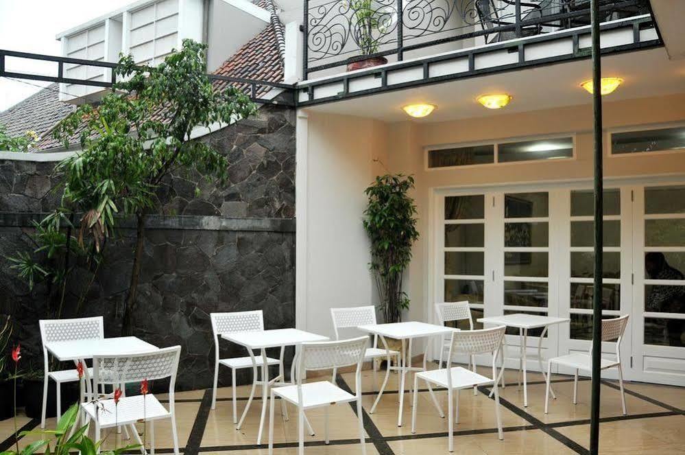 La Nostalgie Boutique Guest House Bandung Exterior photo